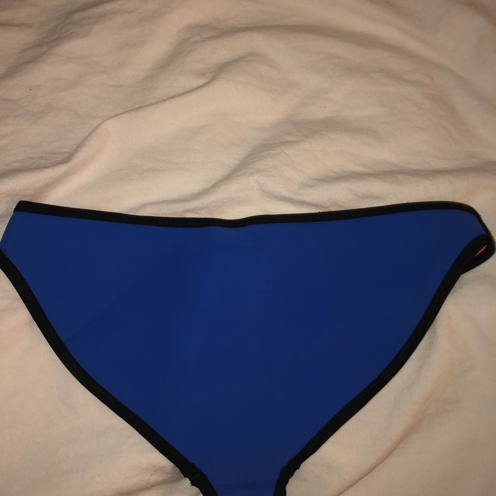 Triangl Bikini - Picture 7 of 8
